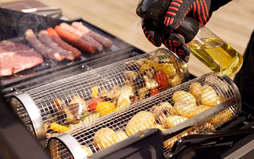 Gegrilde groenten serveren uit de mand