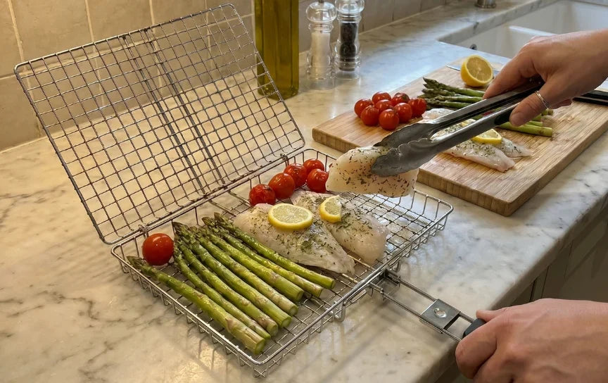De grillmand vullen met verse ingrediënten