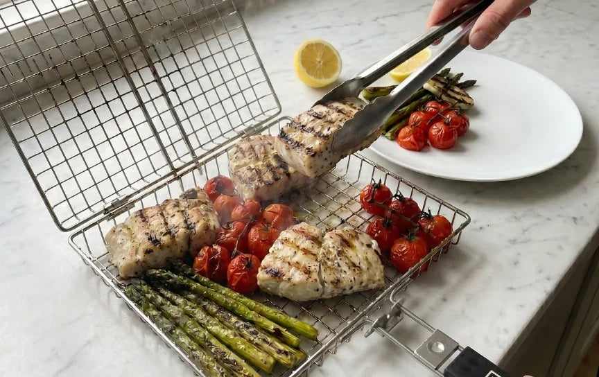 Gegrilde groenten serveren uit de mand