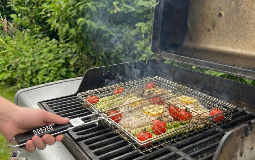 De grillmand op de grill plaatsen