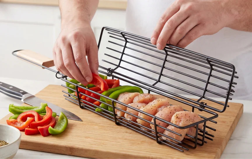De grillmand vullen met verse ingrediënten