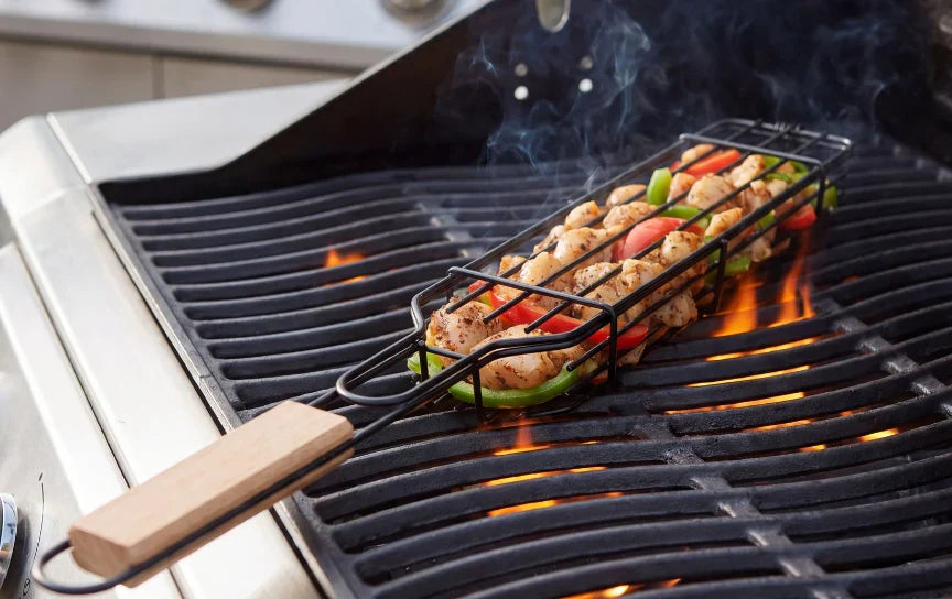 De grillmand op de grill plaatsen