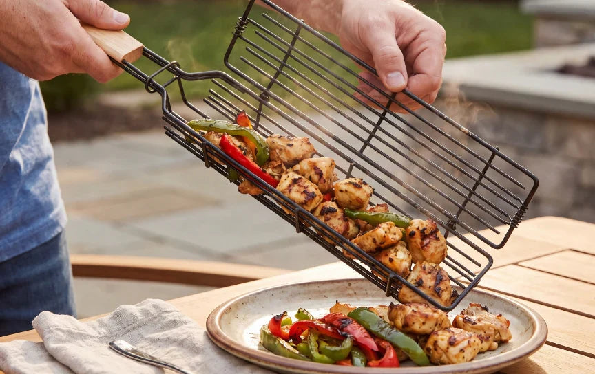 Gegrilde groenten serveren uit de mand