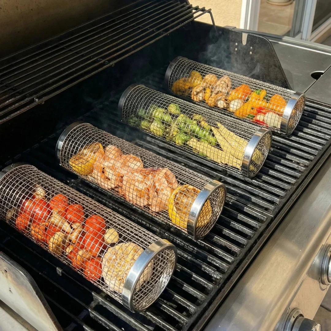 Roestvrije rollende grillmand met kleurrijke groenten op een barbecue