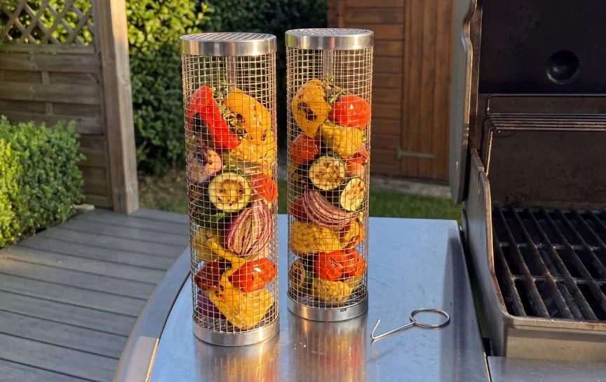 Gegrilde groenten serveren uit de mand