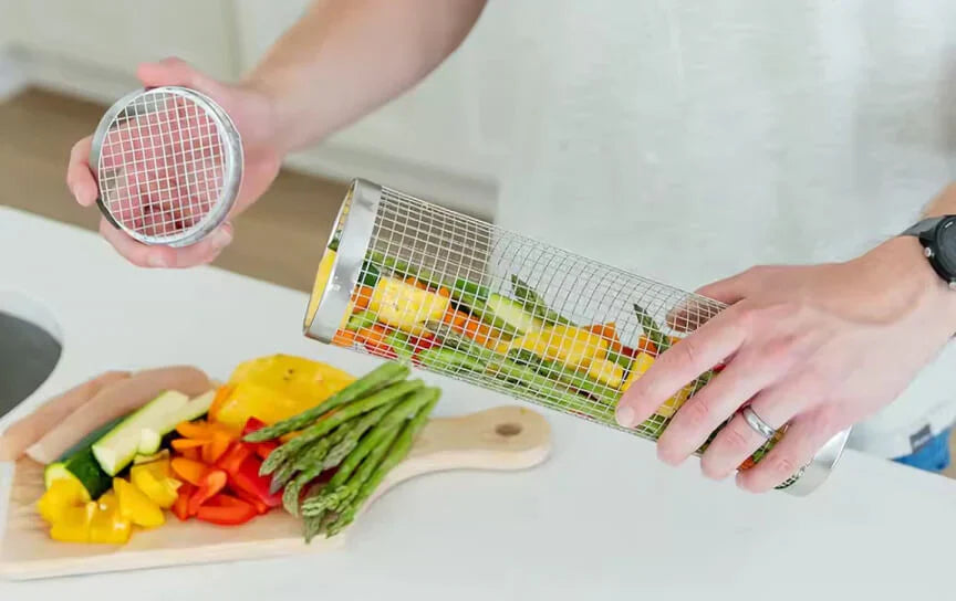 De grillmand vullen met verse ingrediënten