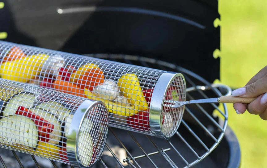 De grillmand op de grill plaatsen